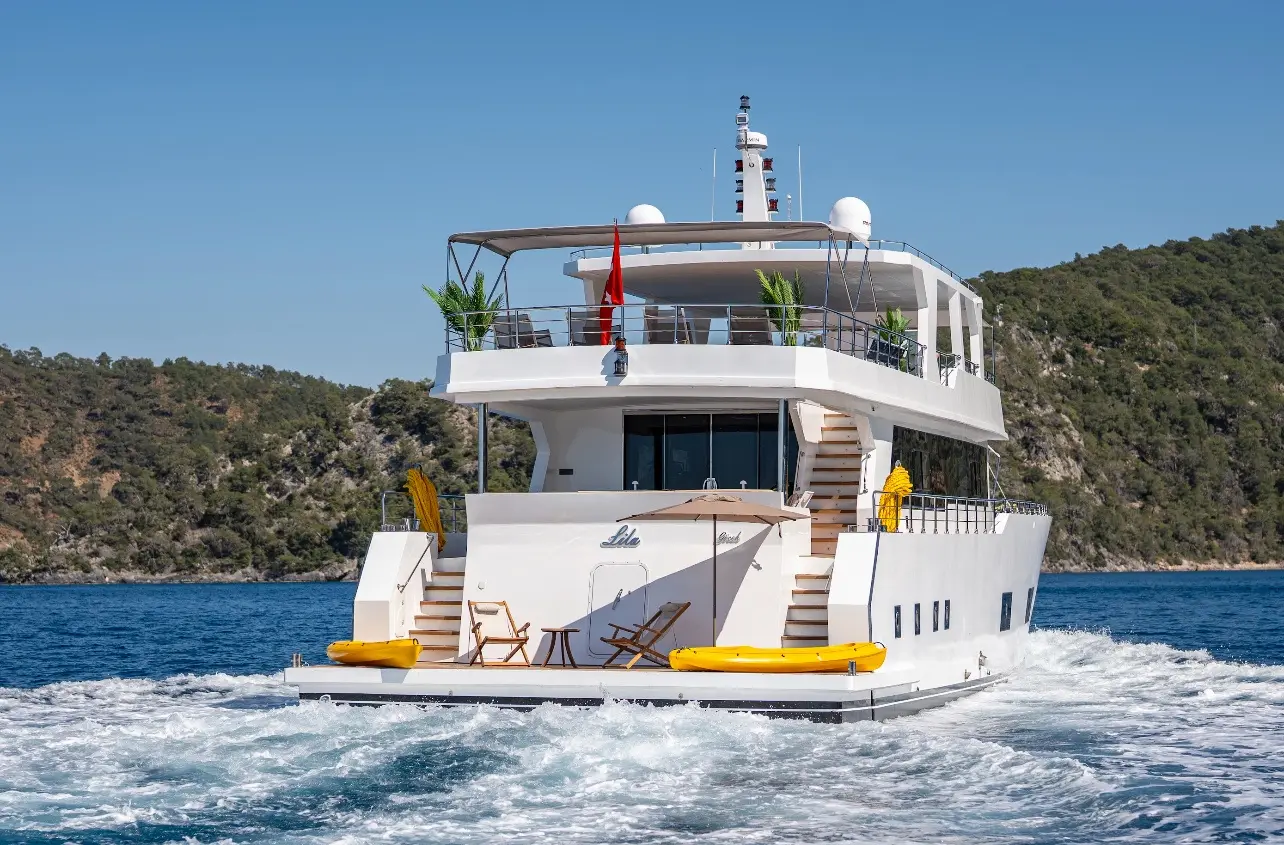 Lila Trawler, photograph 16