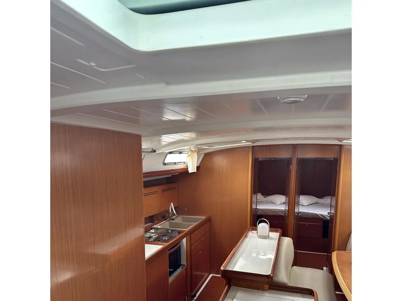 LUI, Interior image