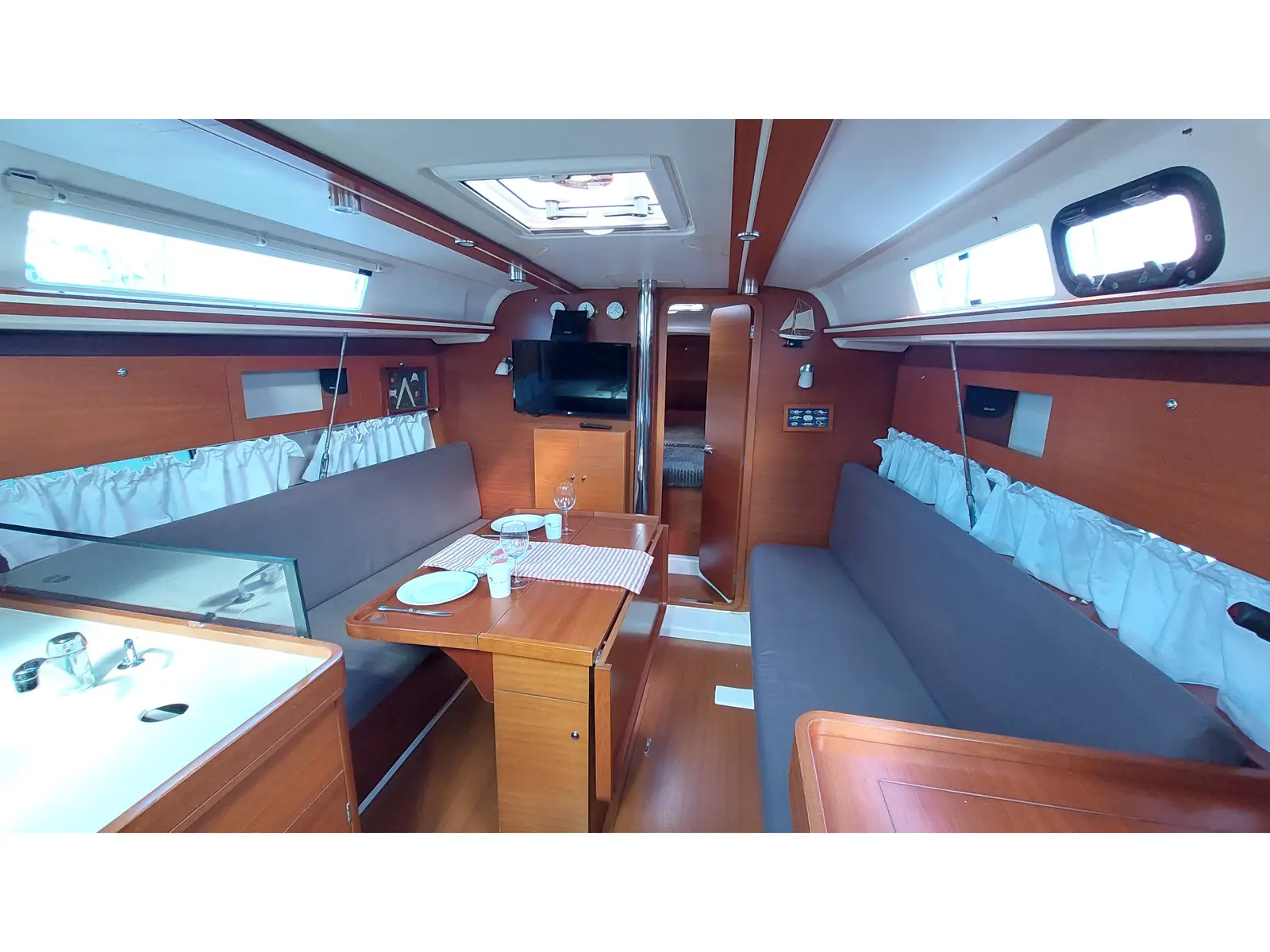 Caprice 2, Interior image