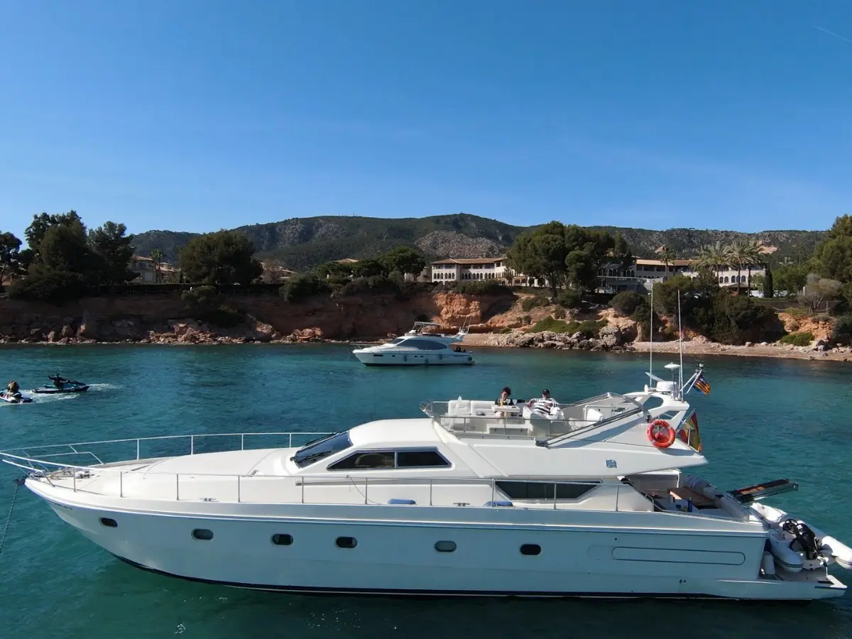 Tres Sirenas, Main image