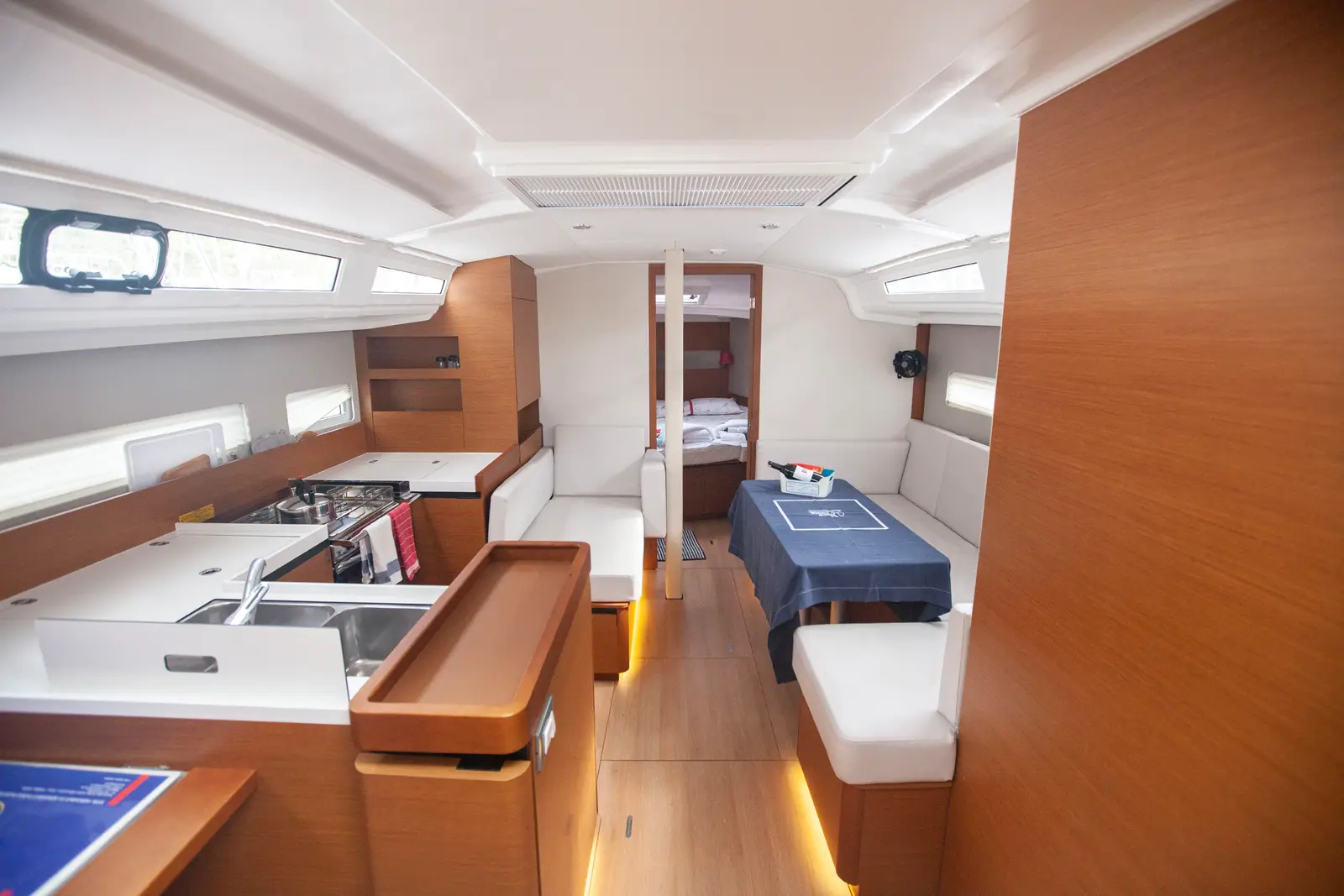 Sea Breeze, Saloon