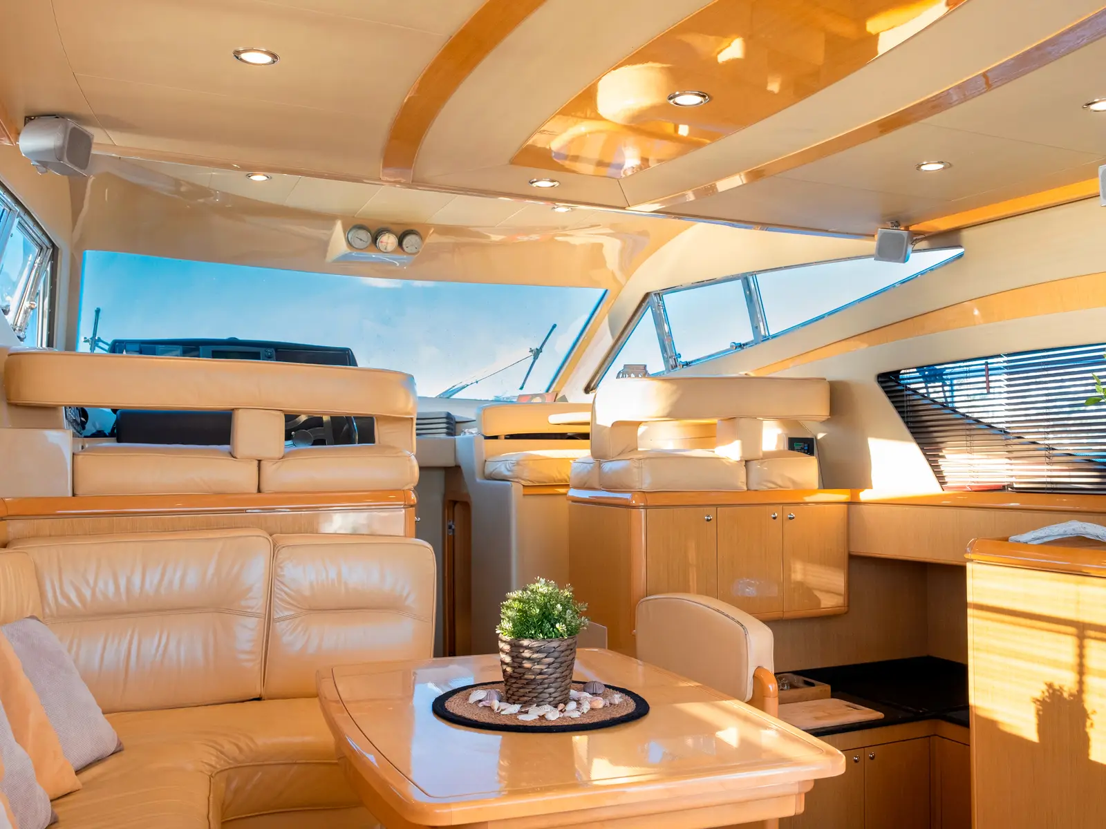 Arabella, Interior image