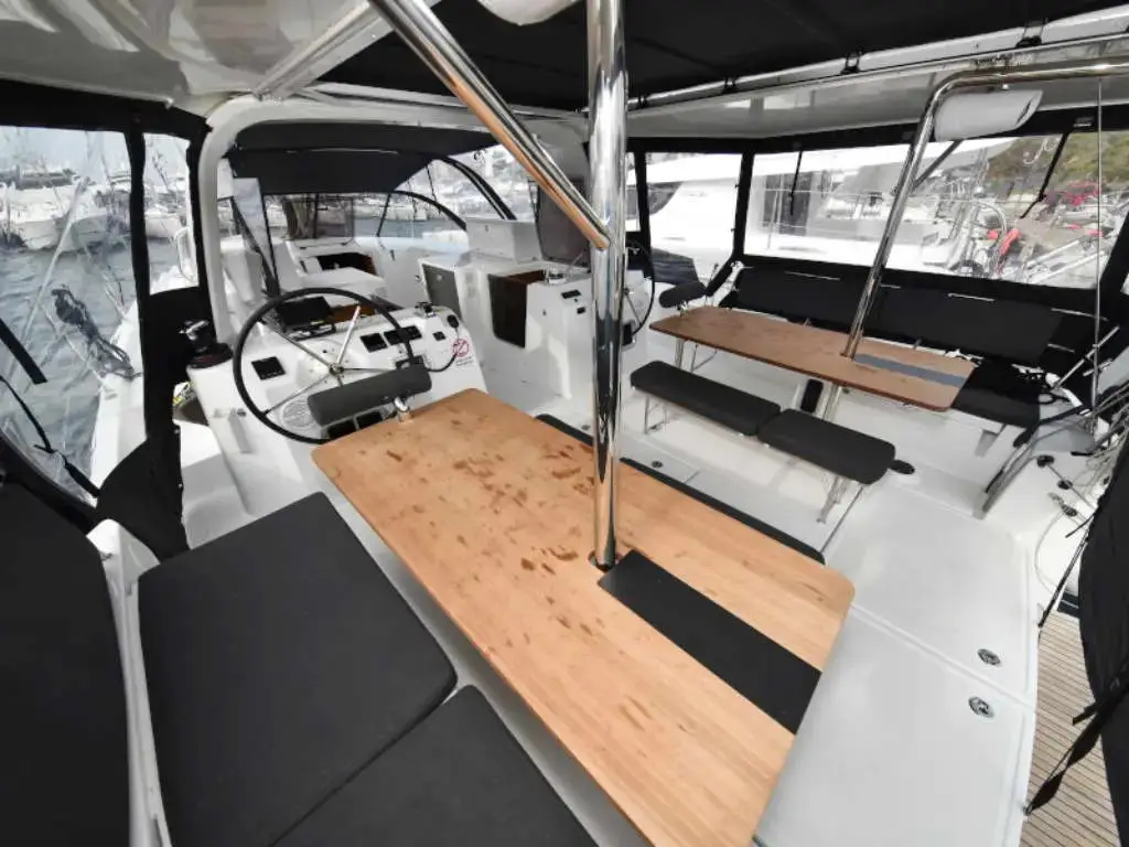 NEW HORIZONS, Interior image