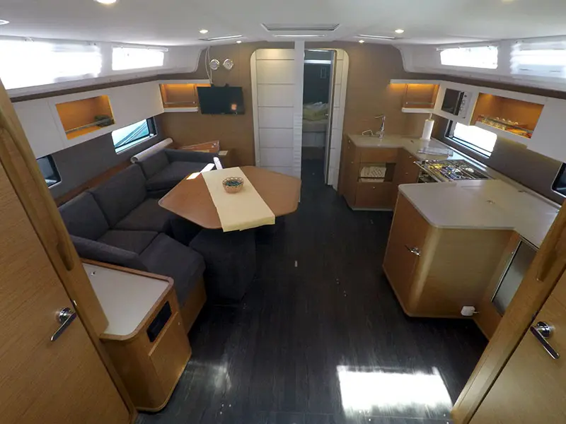 Vera, Interior image