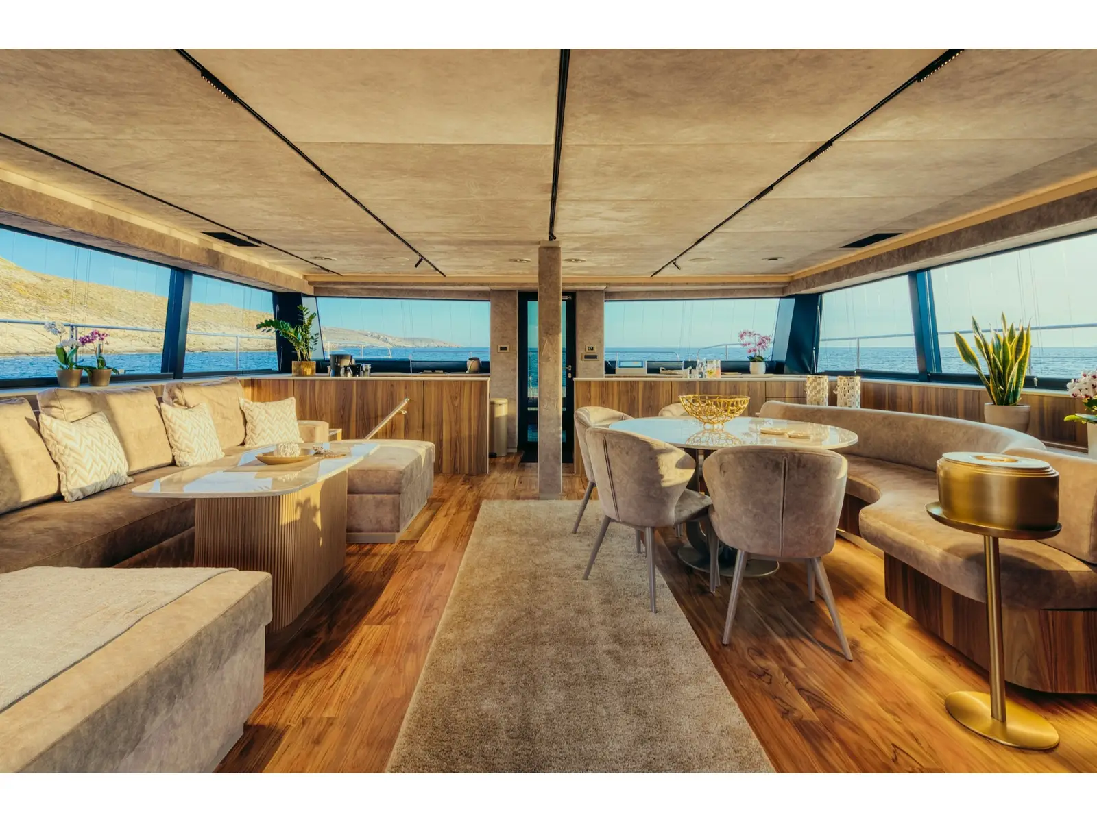 Honeymoon, Interior image