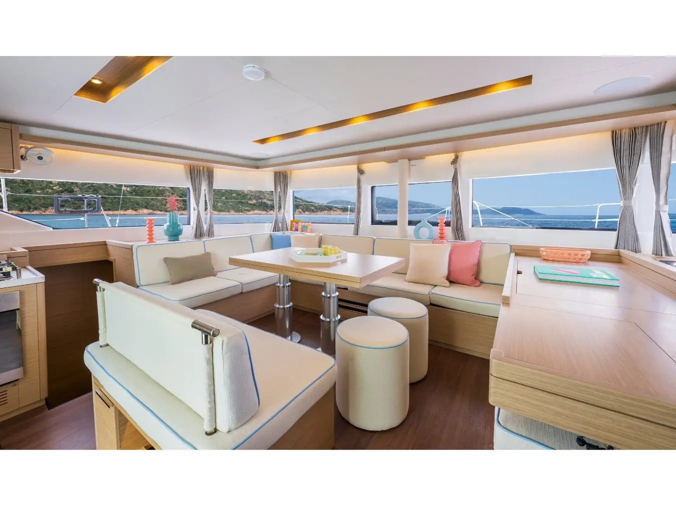 BLUE ESCAPE, Interior image
