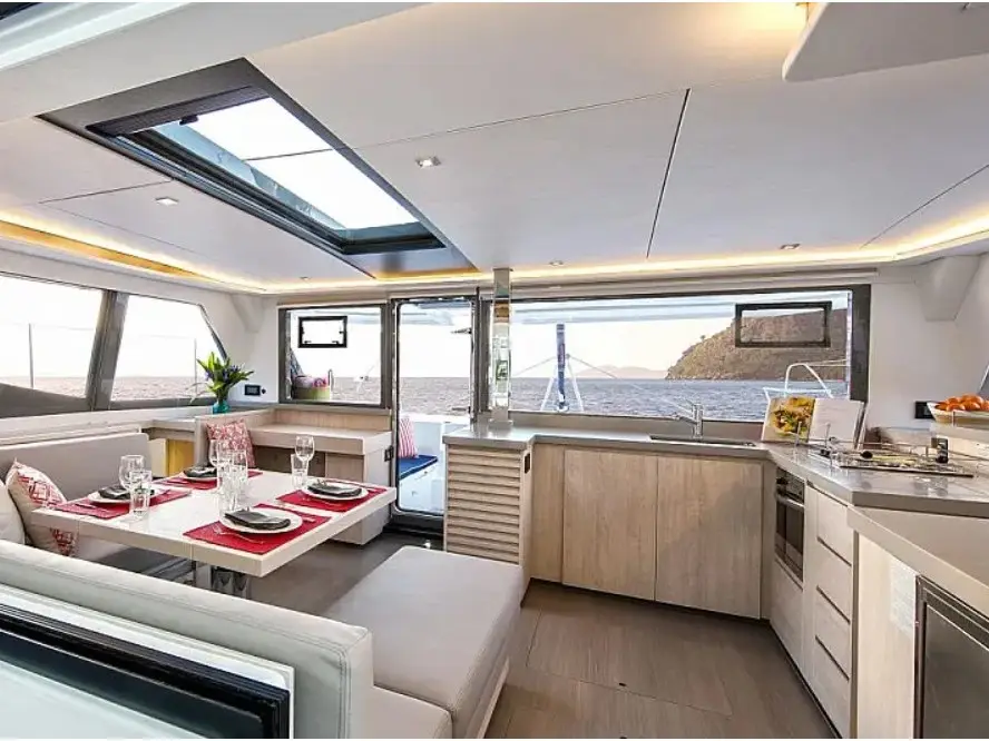 Celavie III, Interior image