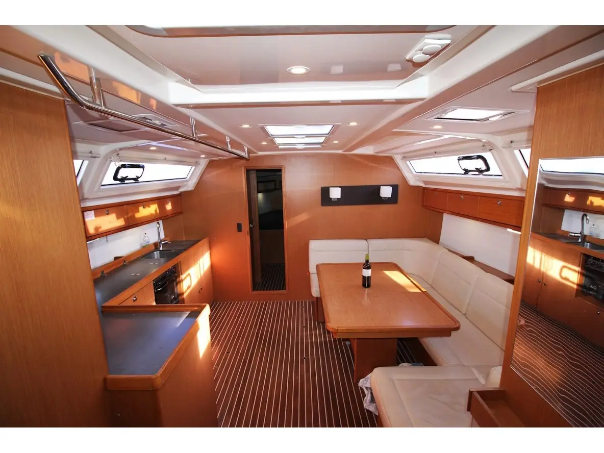 Hannah II, Interior image