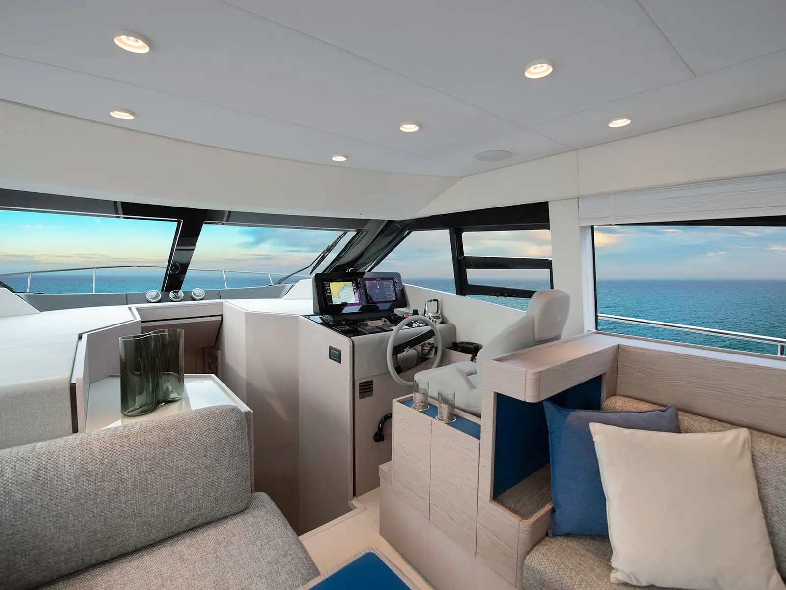Seven, Interior image