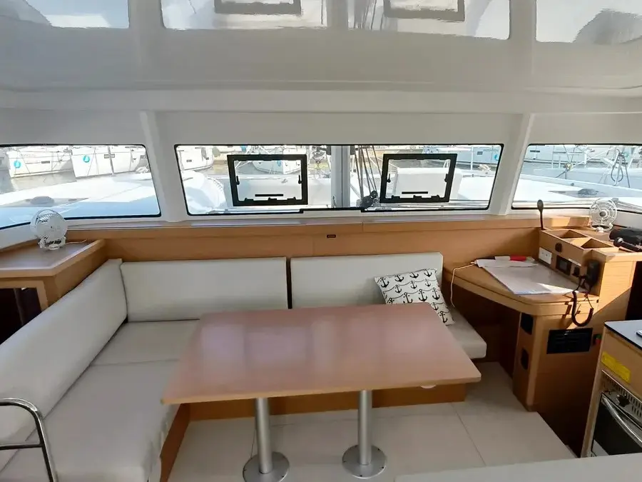 GINGER FIZZ V, Interior image