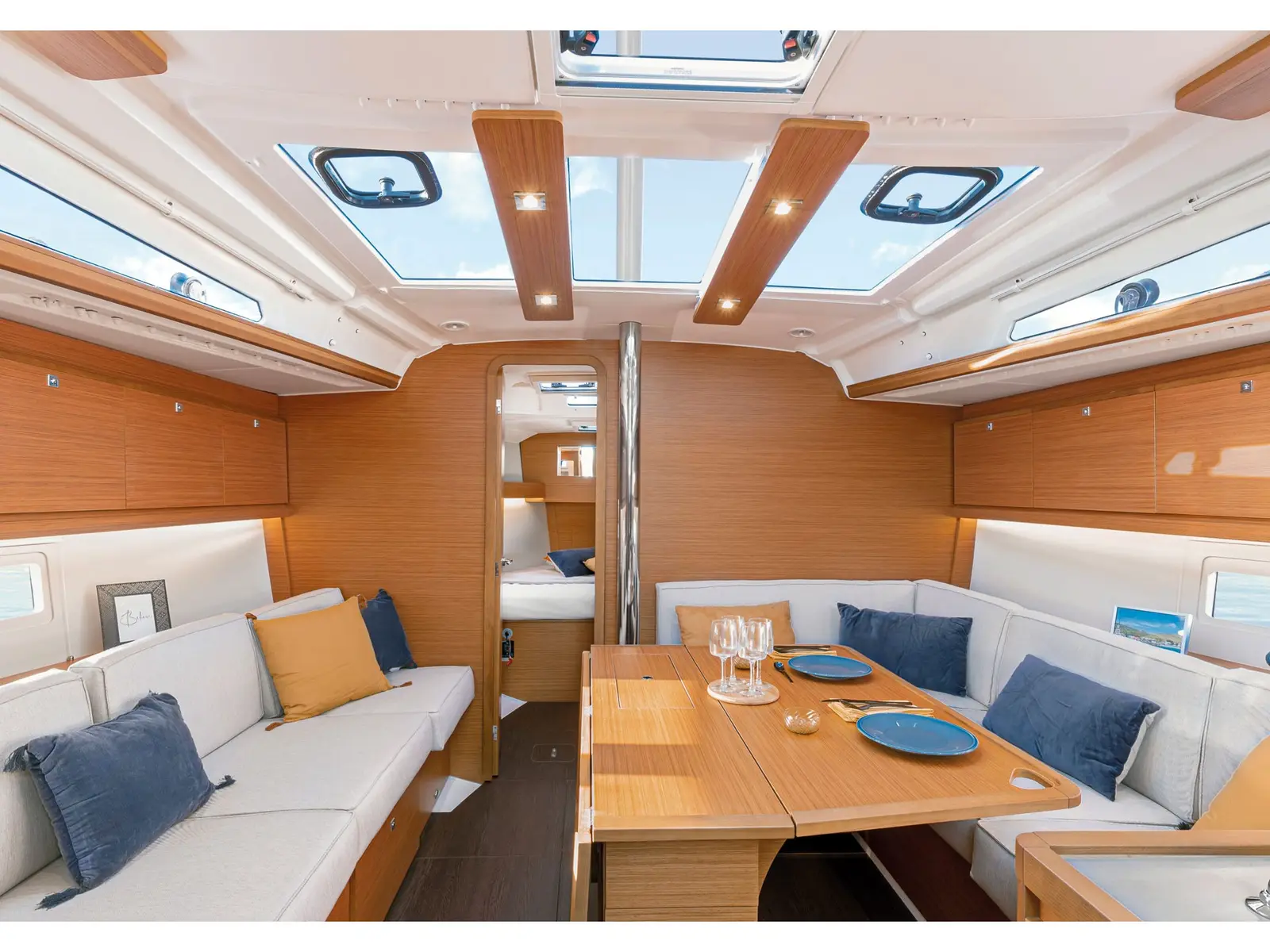 Sail Corvus, Interior image
