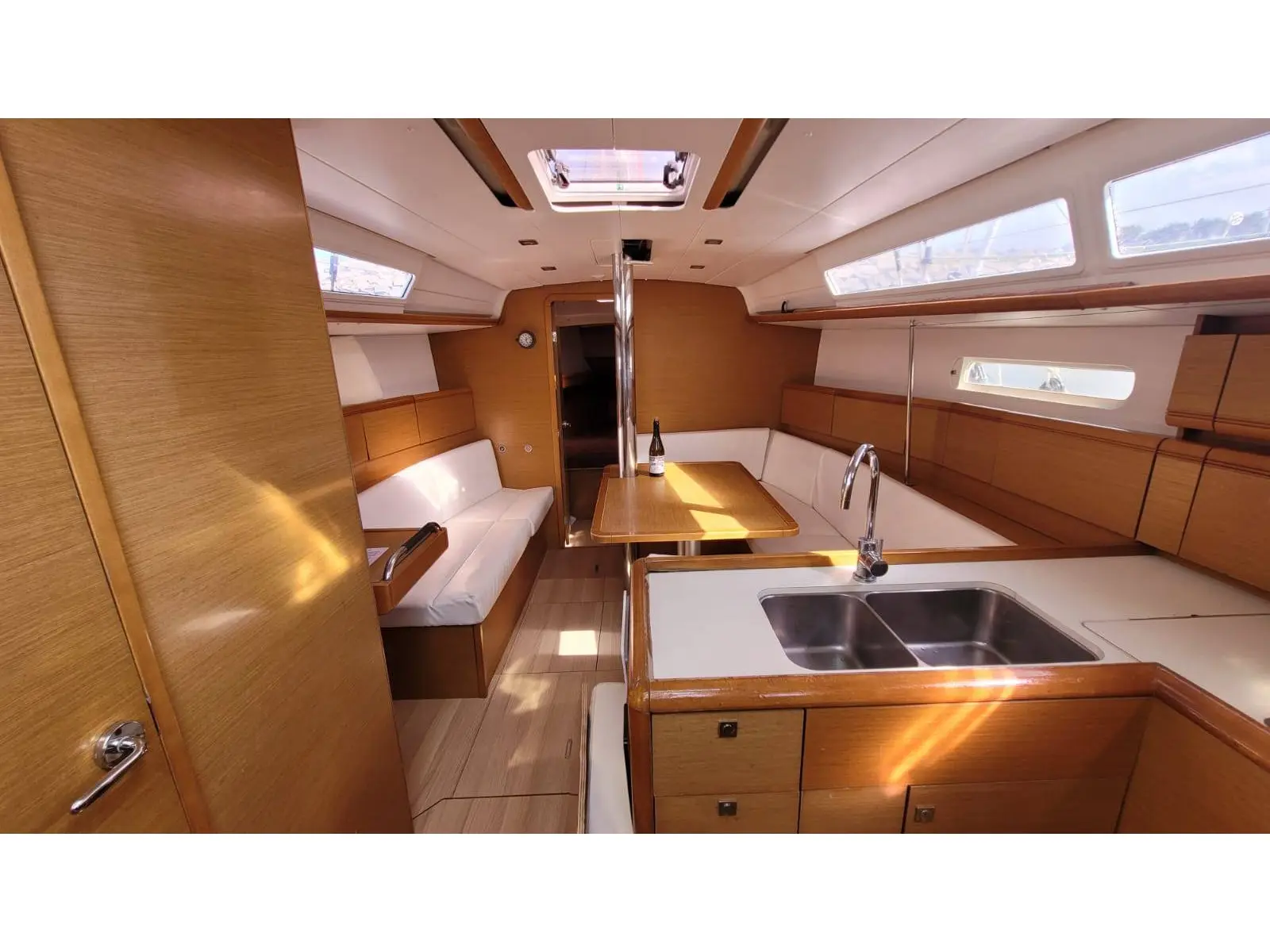 B 612, Interior image