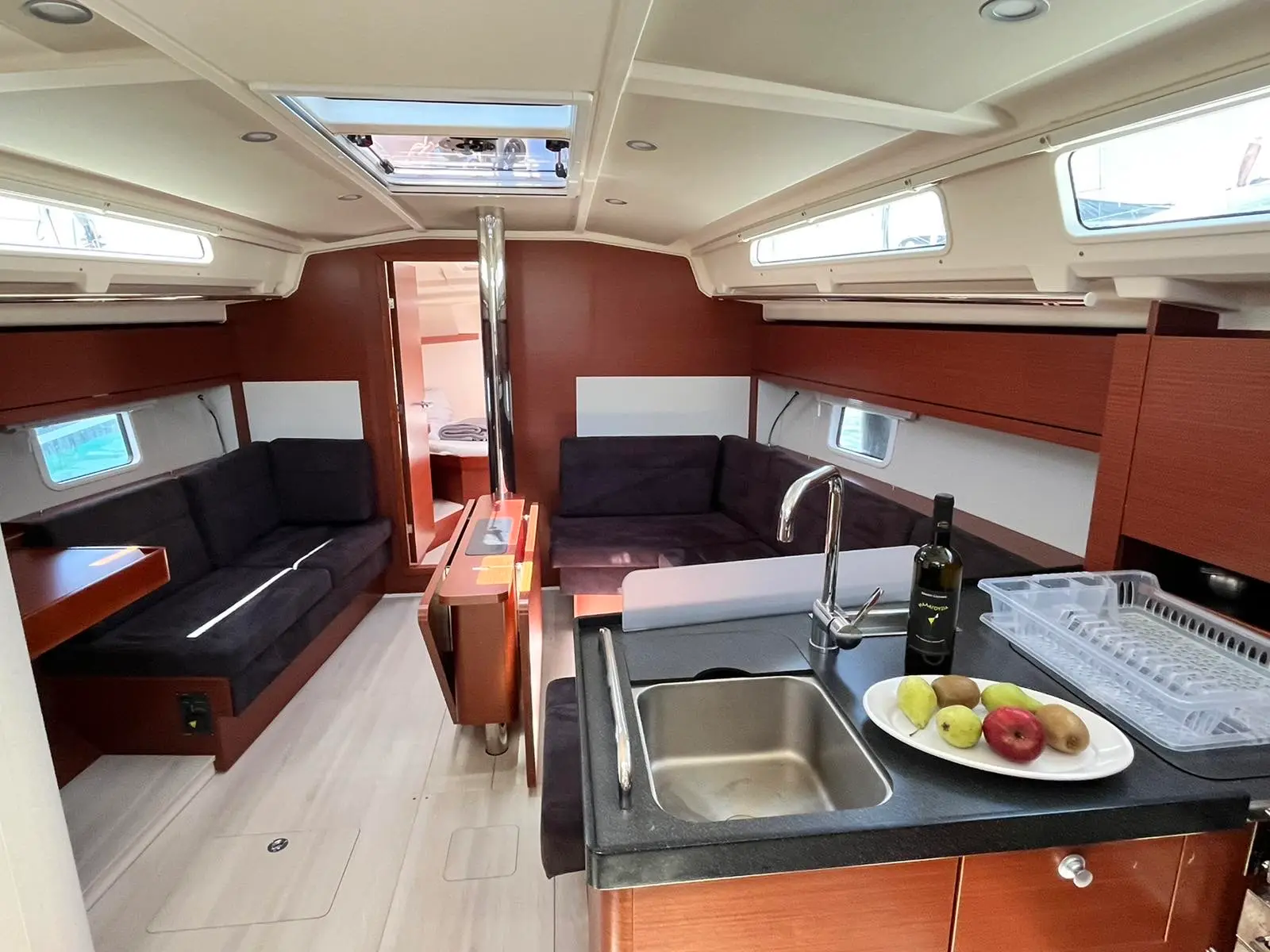 Piranha, Interior image