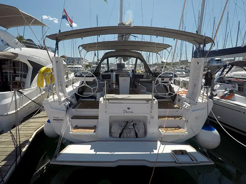 Dama, Dufour 44
