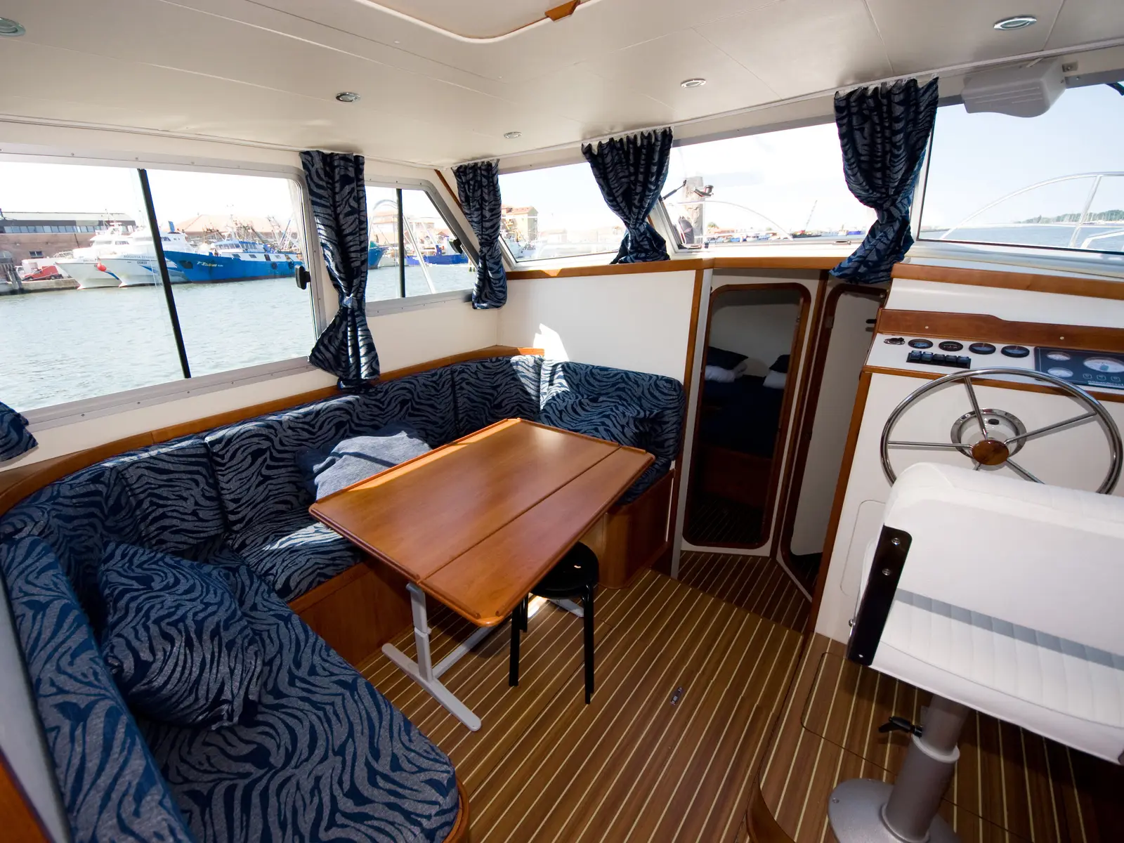 Tip Top, Interior image
