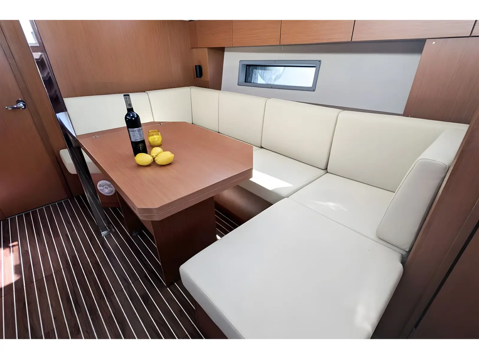 Blue Eyes, Interior image