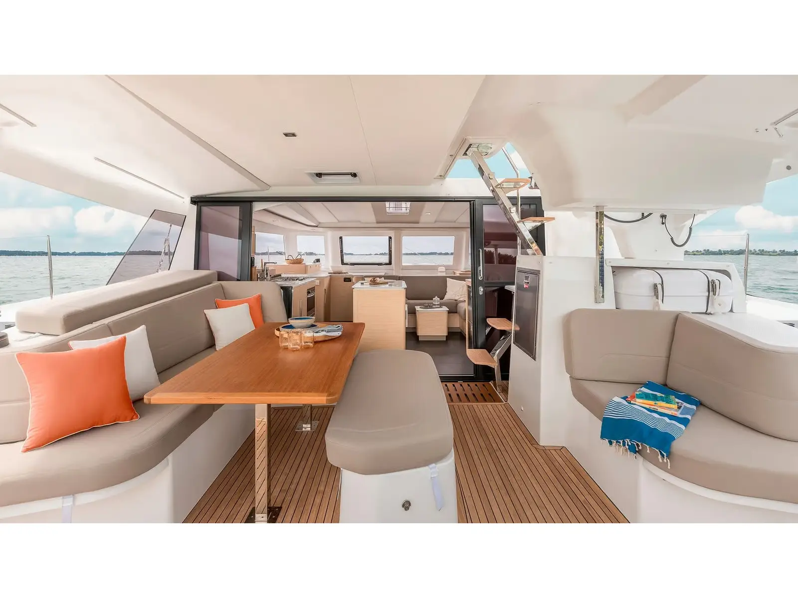 Shaula, Interior image