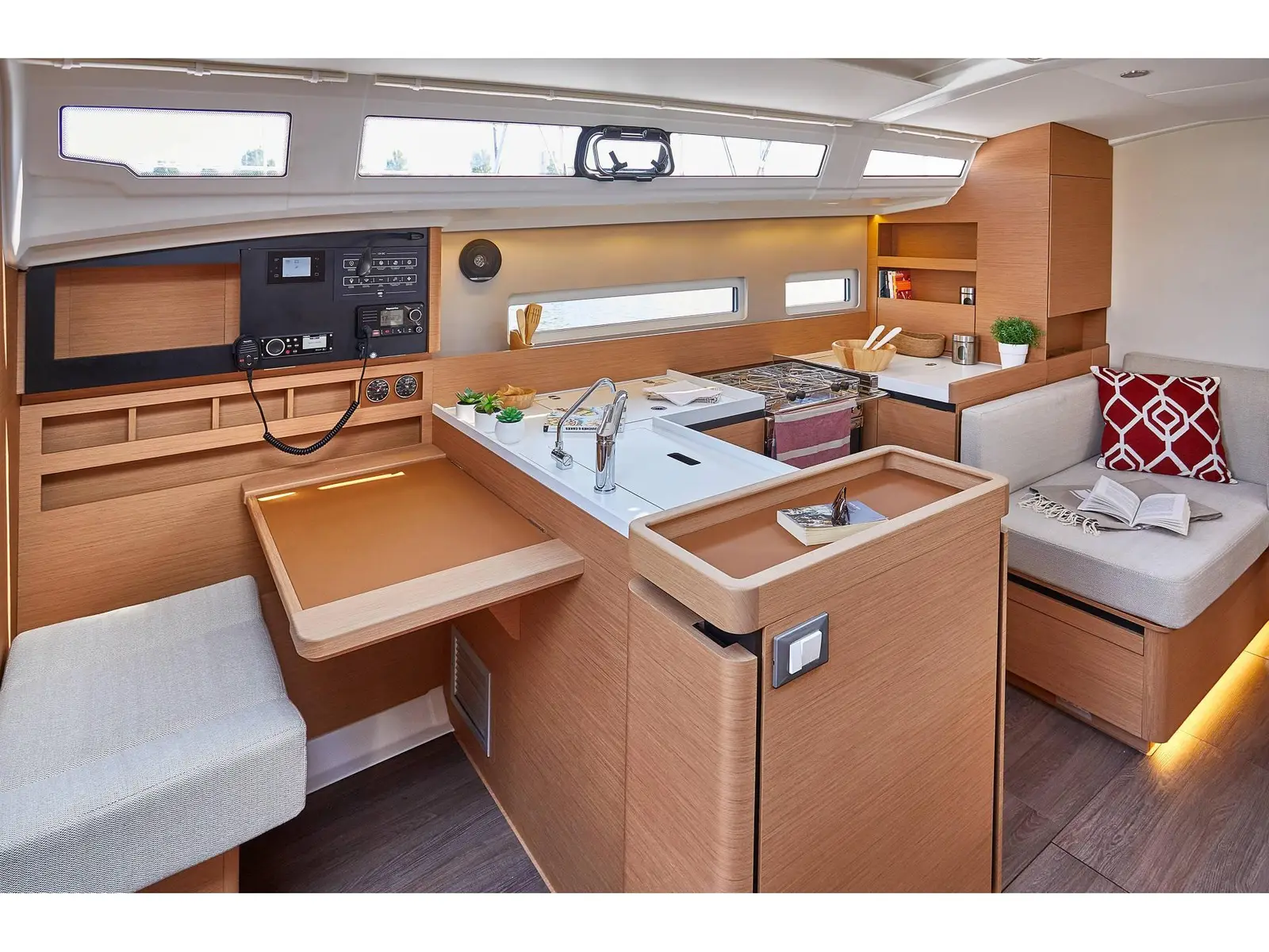 Sky Lina, Interior image