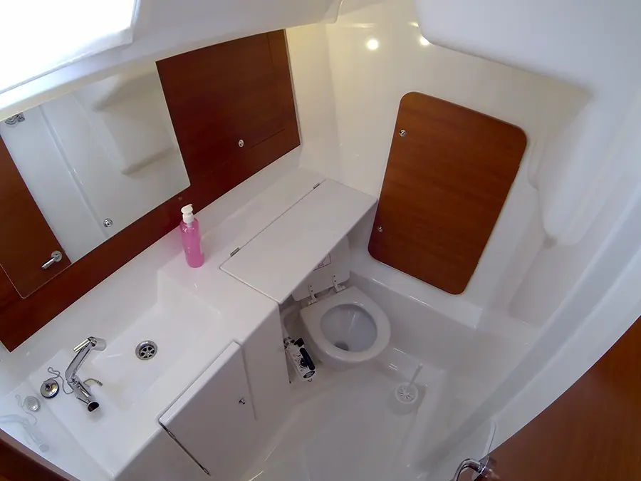 Lara, Dufour 335 GL bathroom