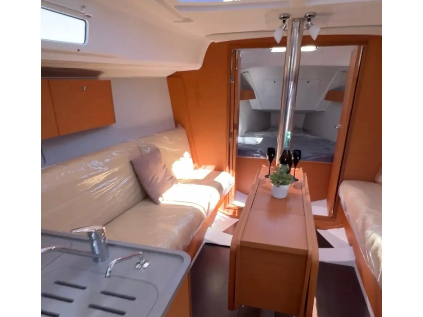 Silvia, Interior image