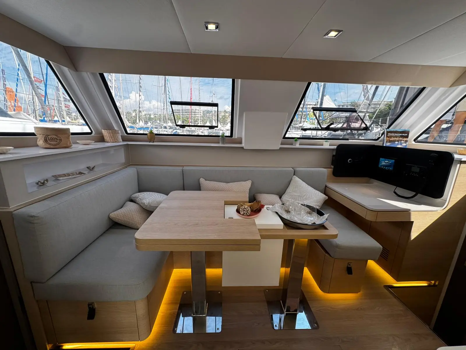 Zarah, Interior image