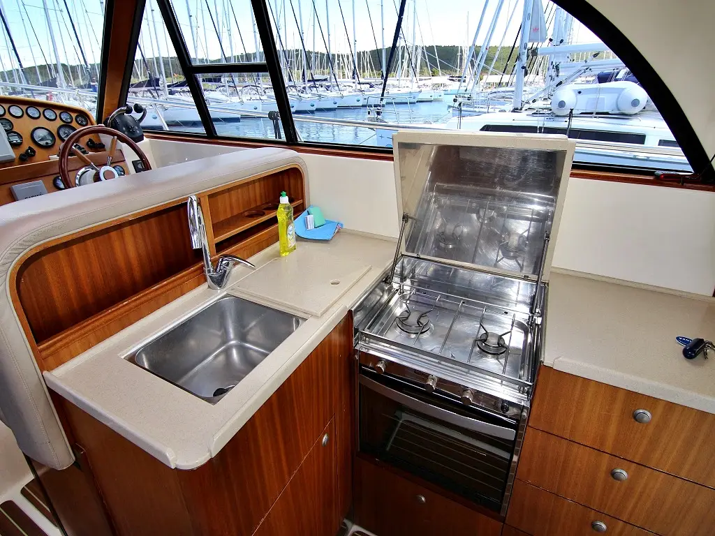 FRANKA, Interior image