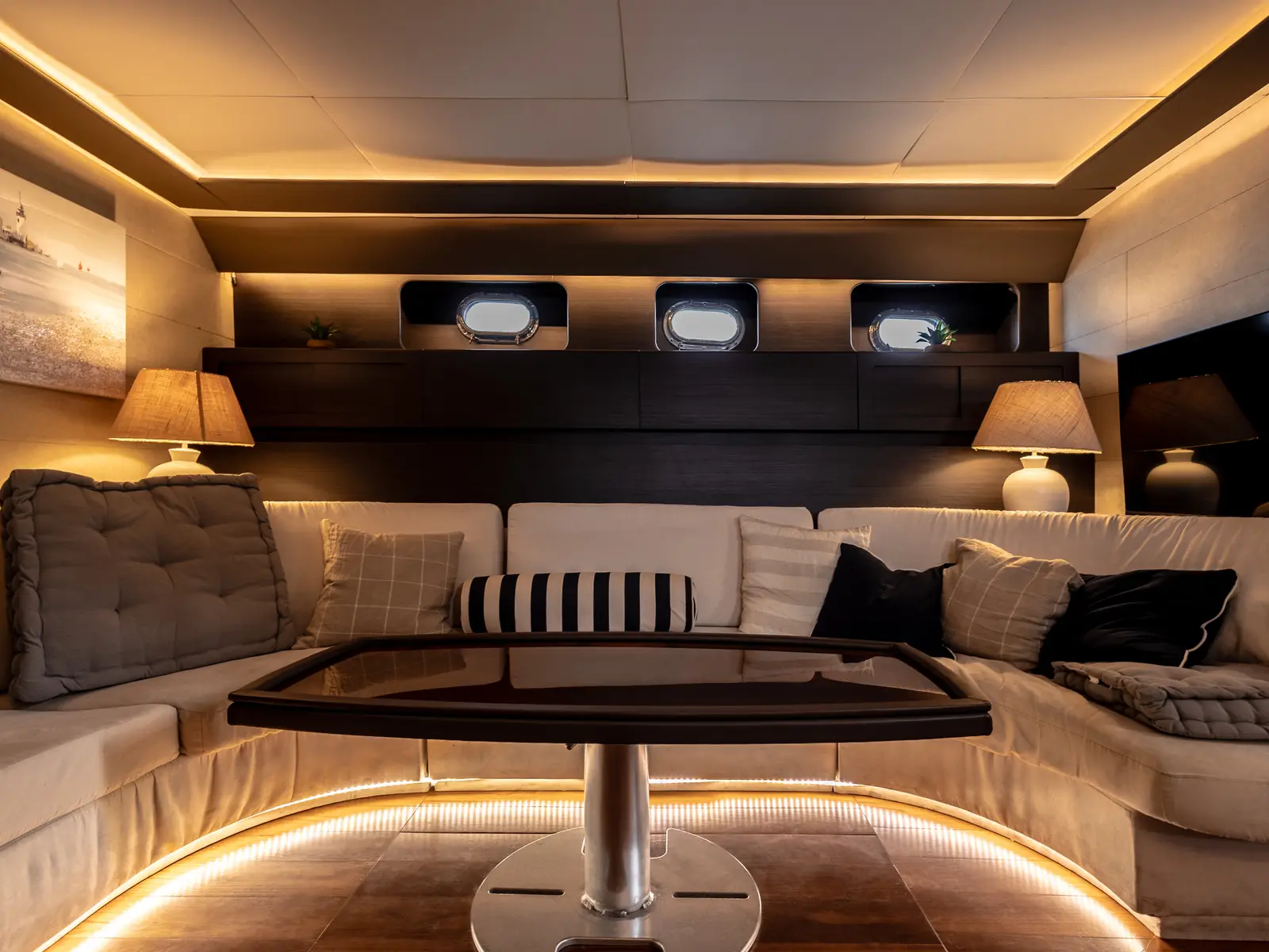 Onyris, Interior image