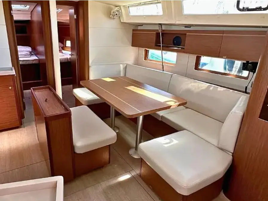 ILIA, Interior image