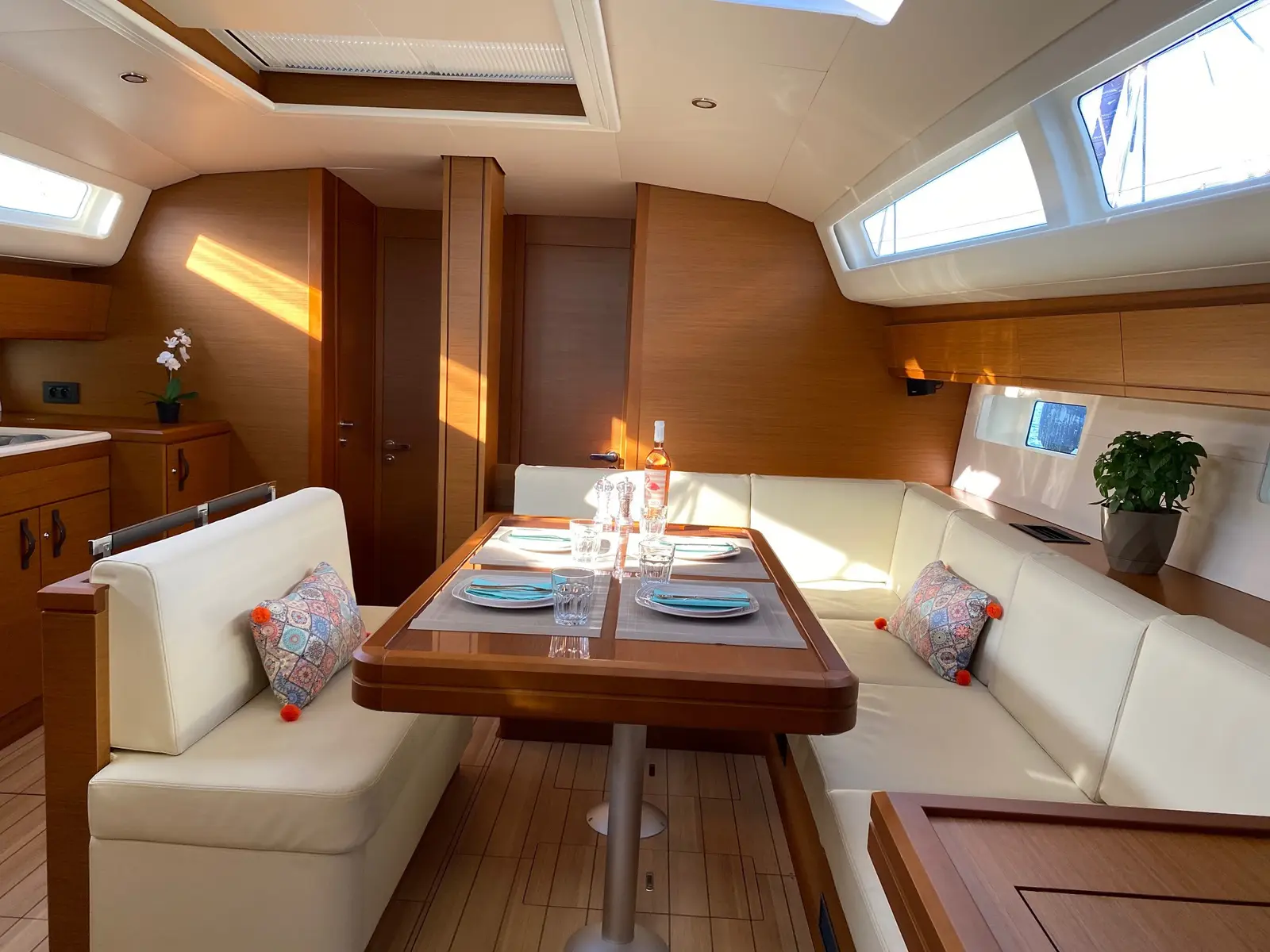 AEGEAN STAR, Interior image