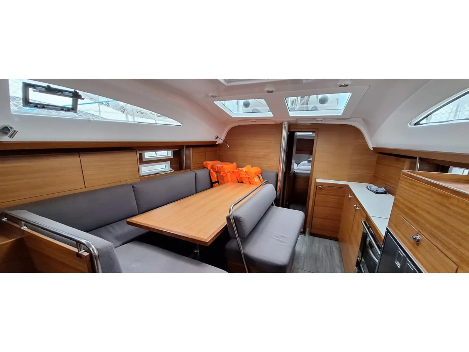 Zeba, Interior image
