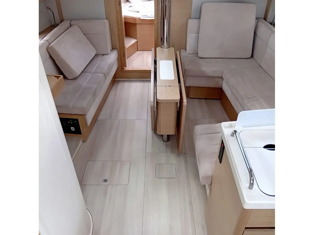 Eleni, Interior image