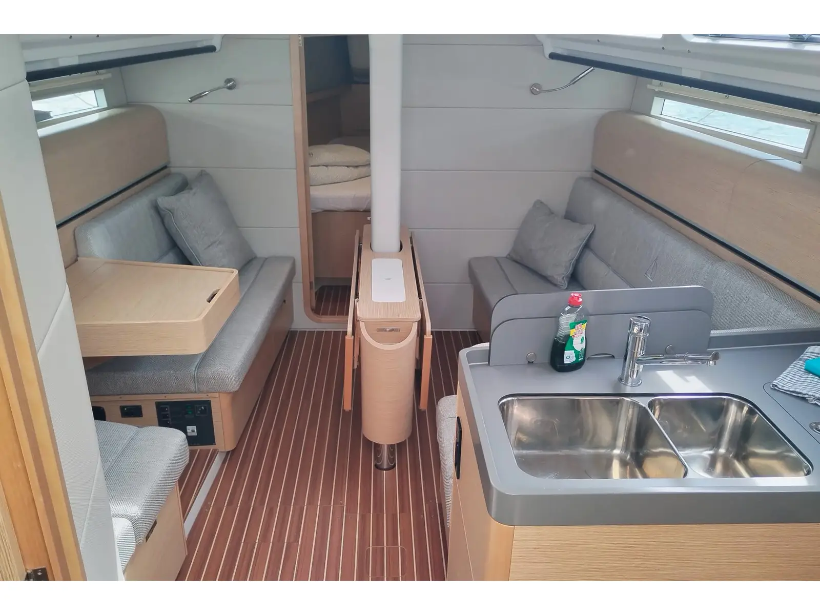 Aurelie, Interior image
