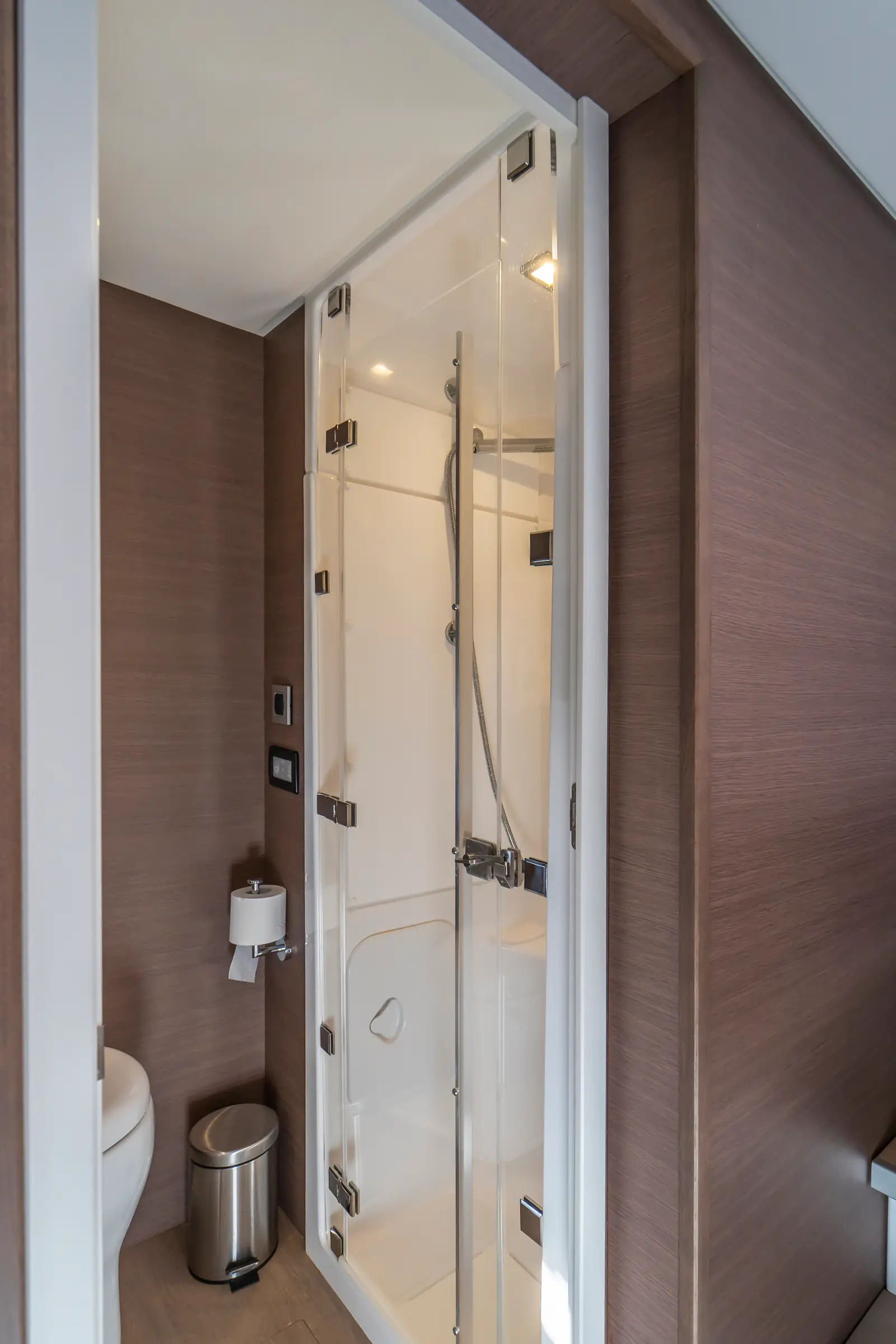 Elena, Double Cabin