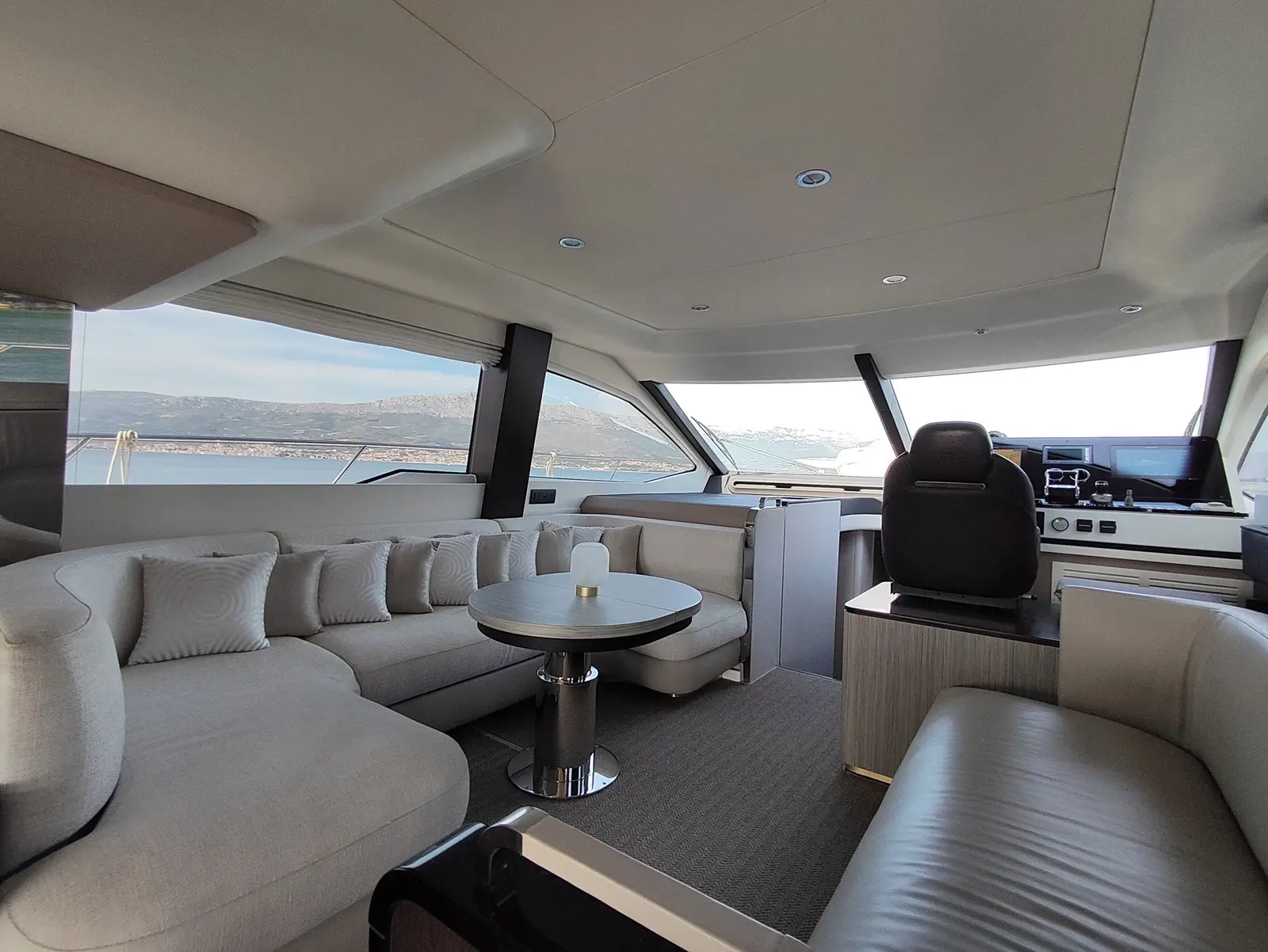 BE HAPPY, Interior image