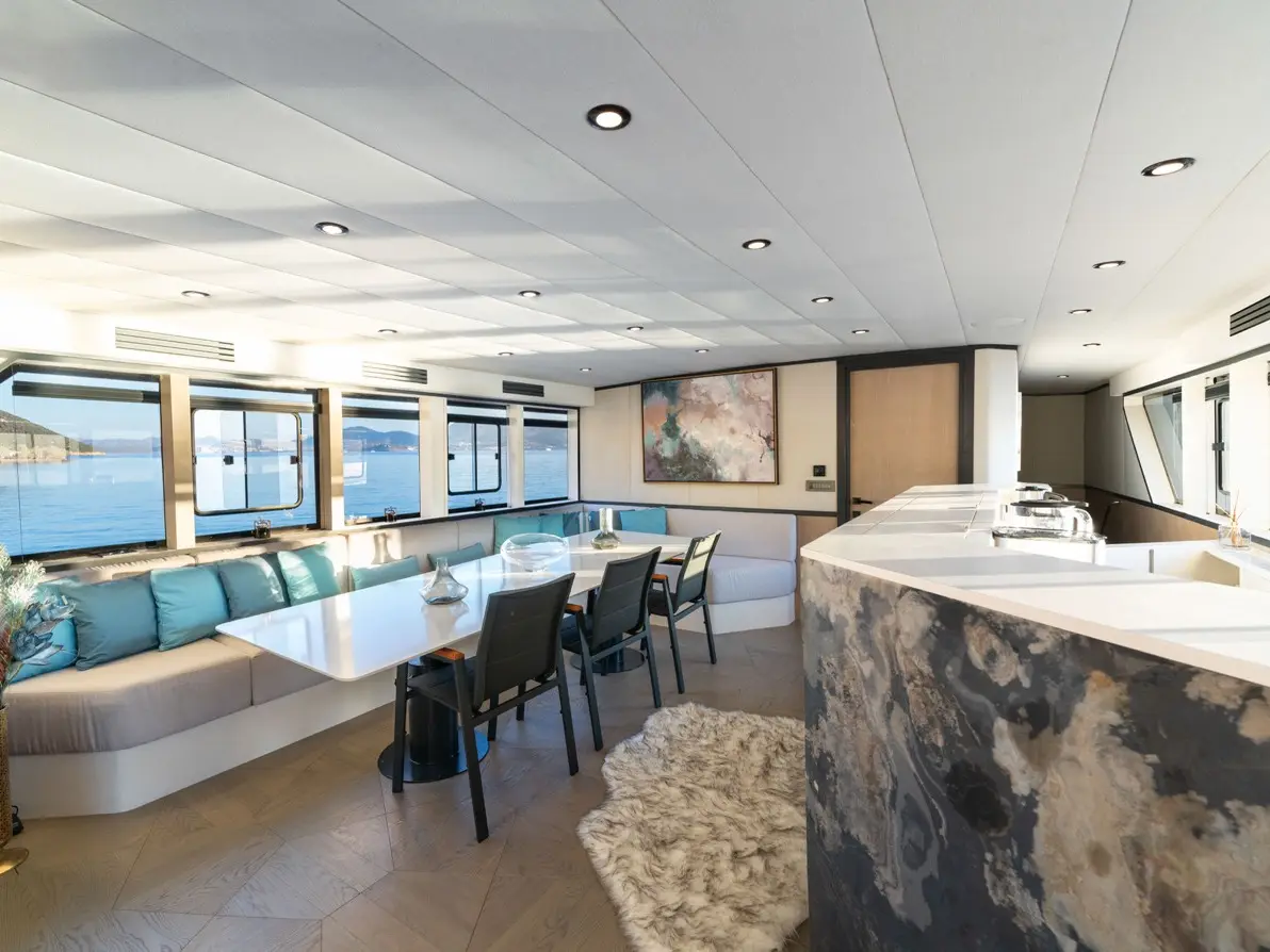 CALM DOWN, Interior image