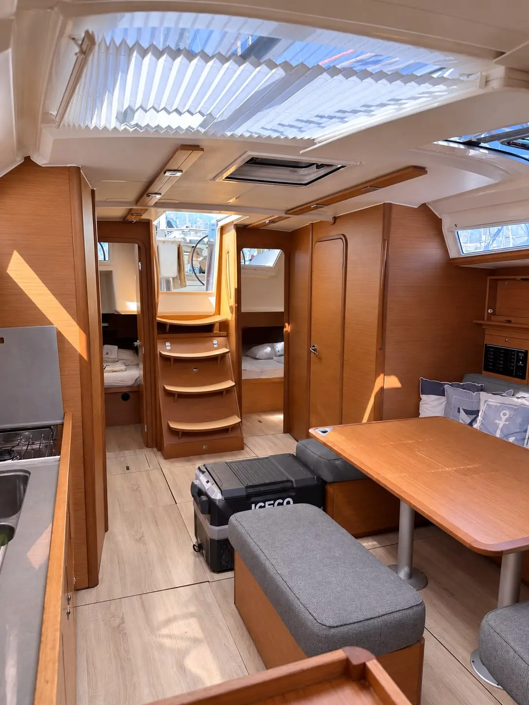 Brahms, Interior image