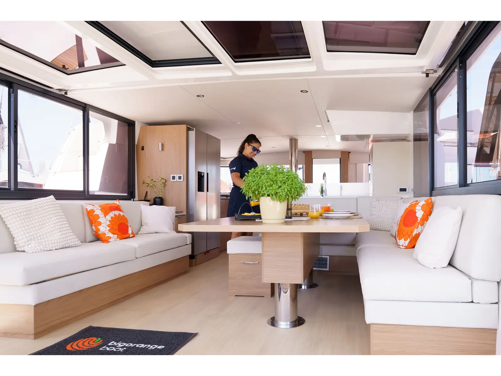 The Big Orange Boat , Interior image