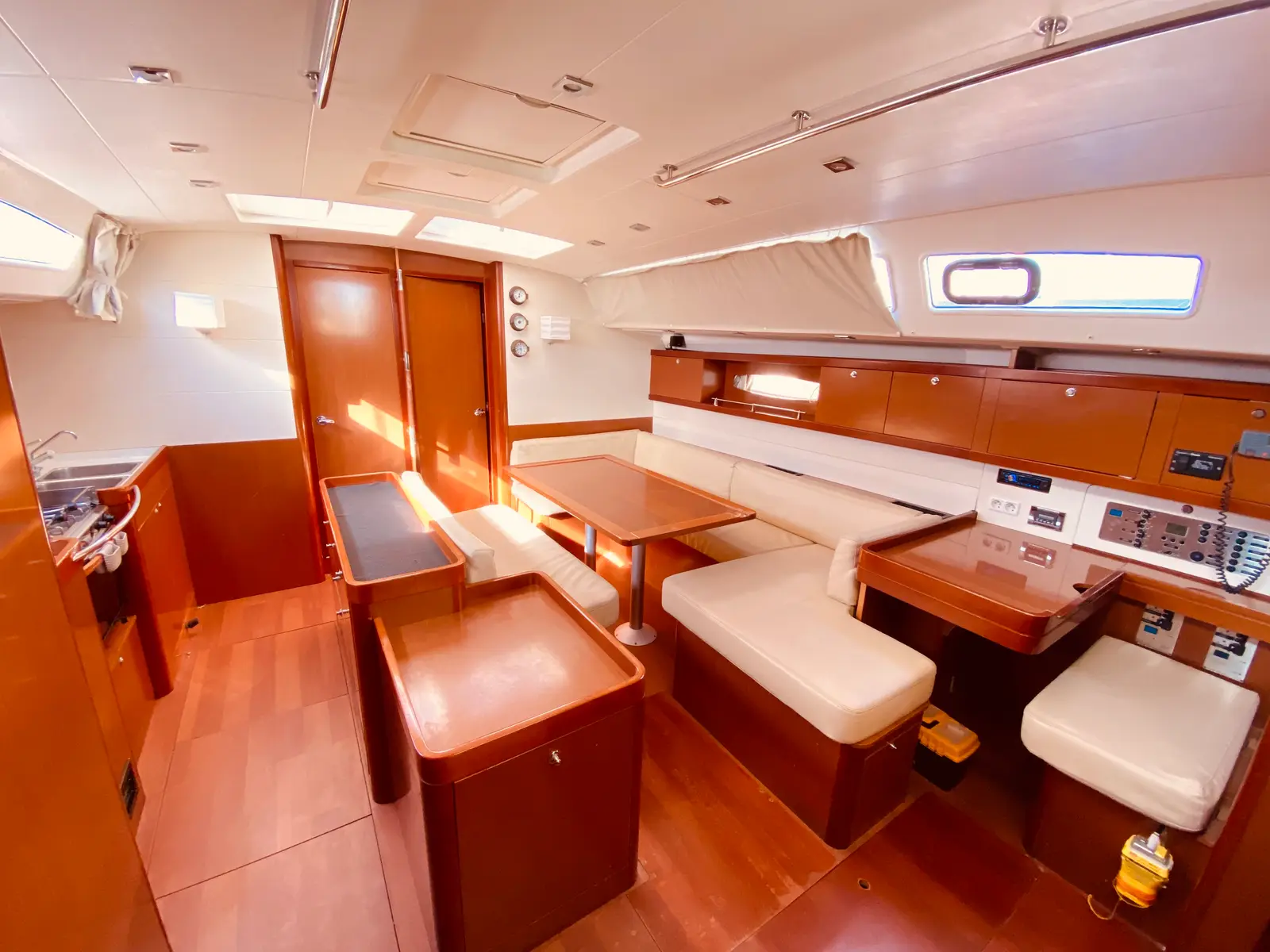 Pura Vida (Pax 12), Interior image