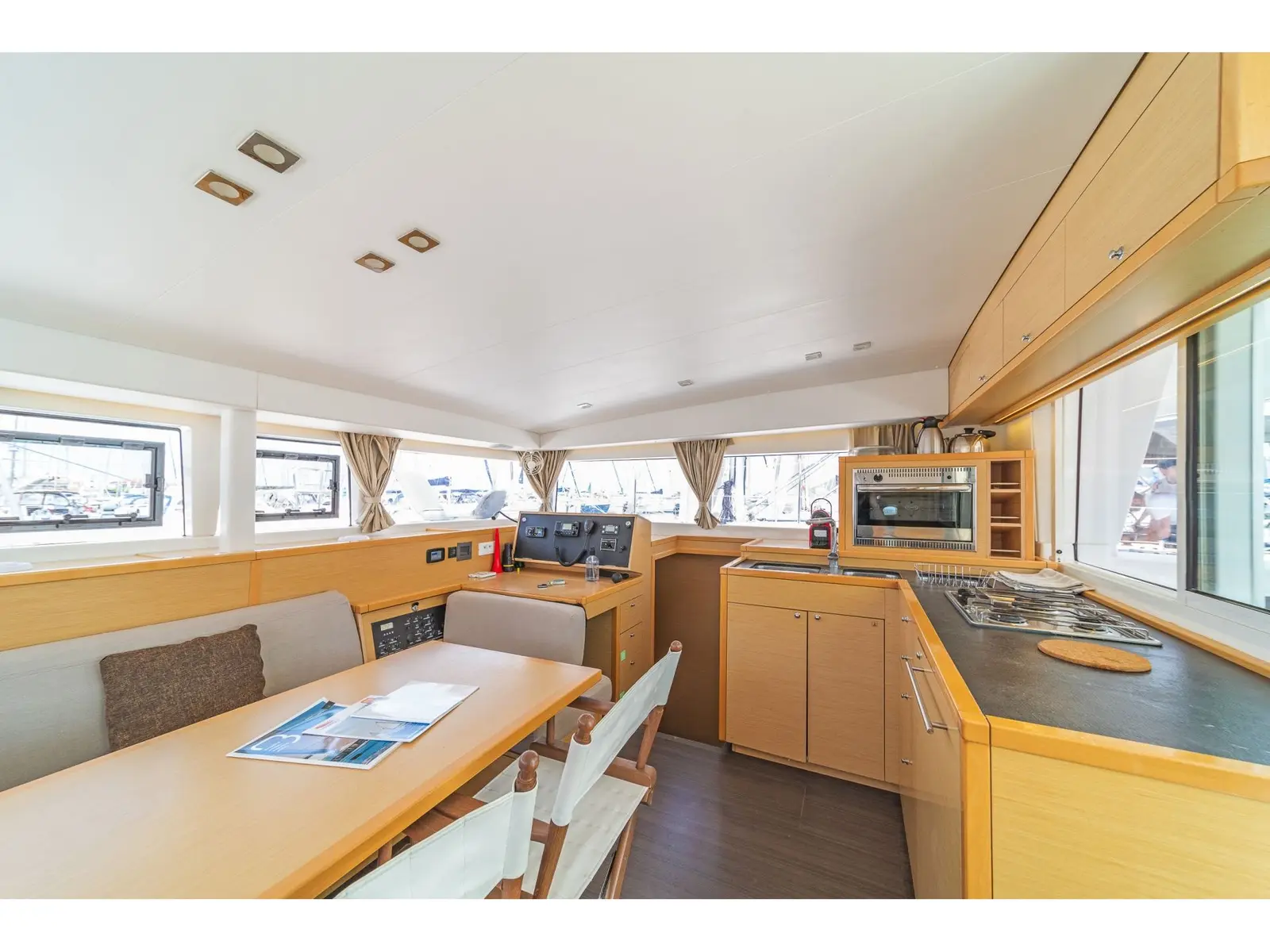 Vicky, Interior image