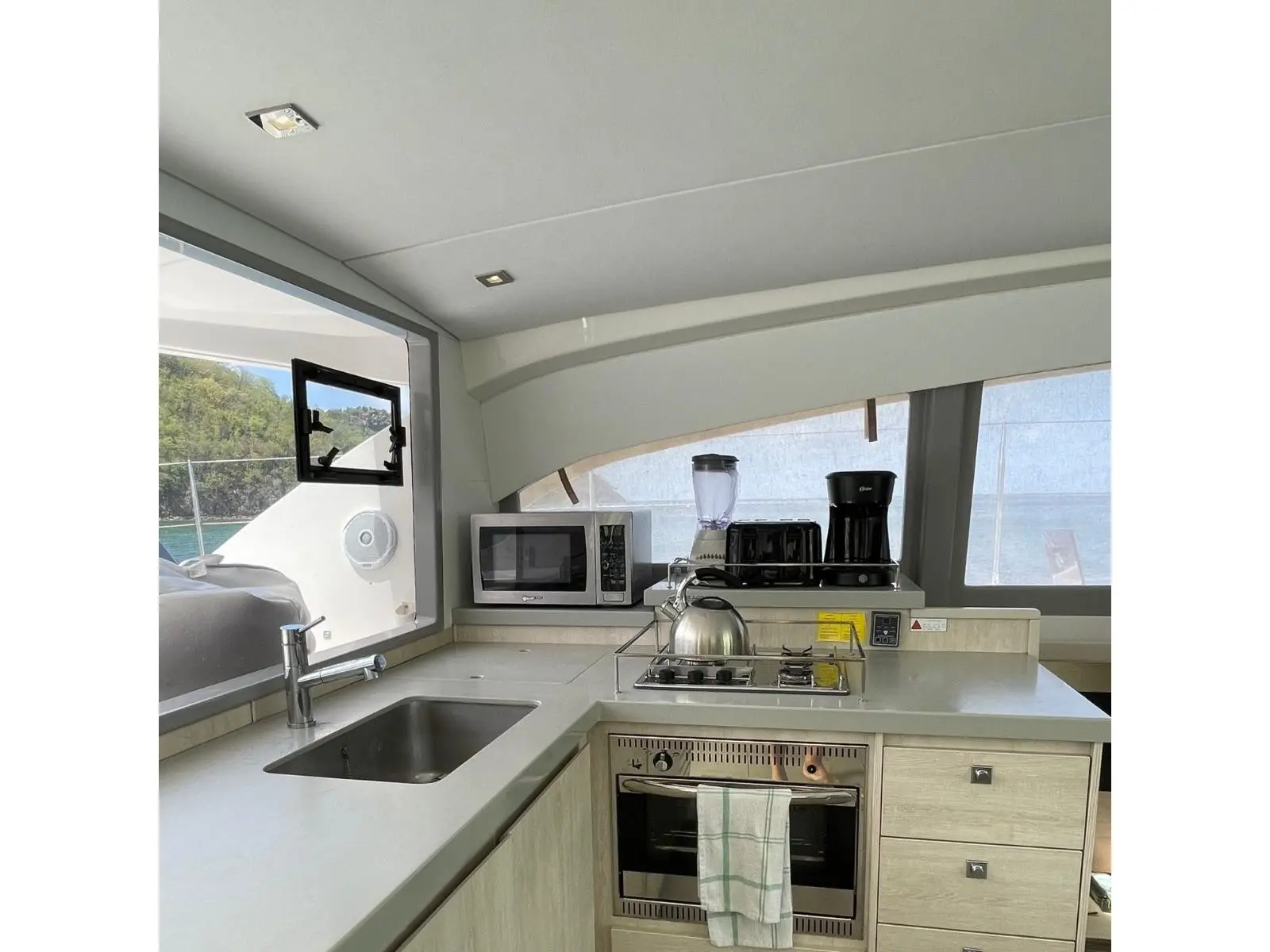 China Cat Sunflower II, Interior image