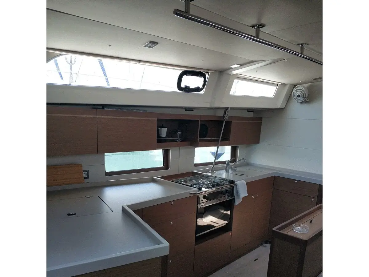 Buddy, Interior image