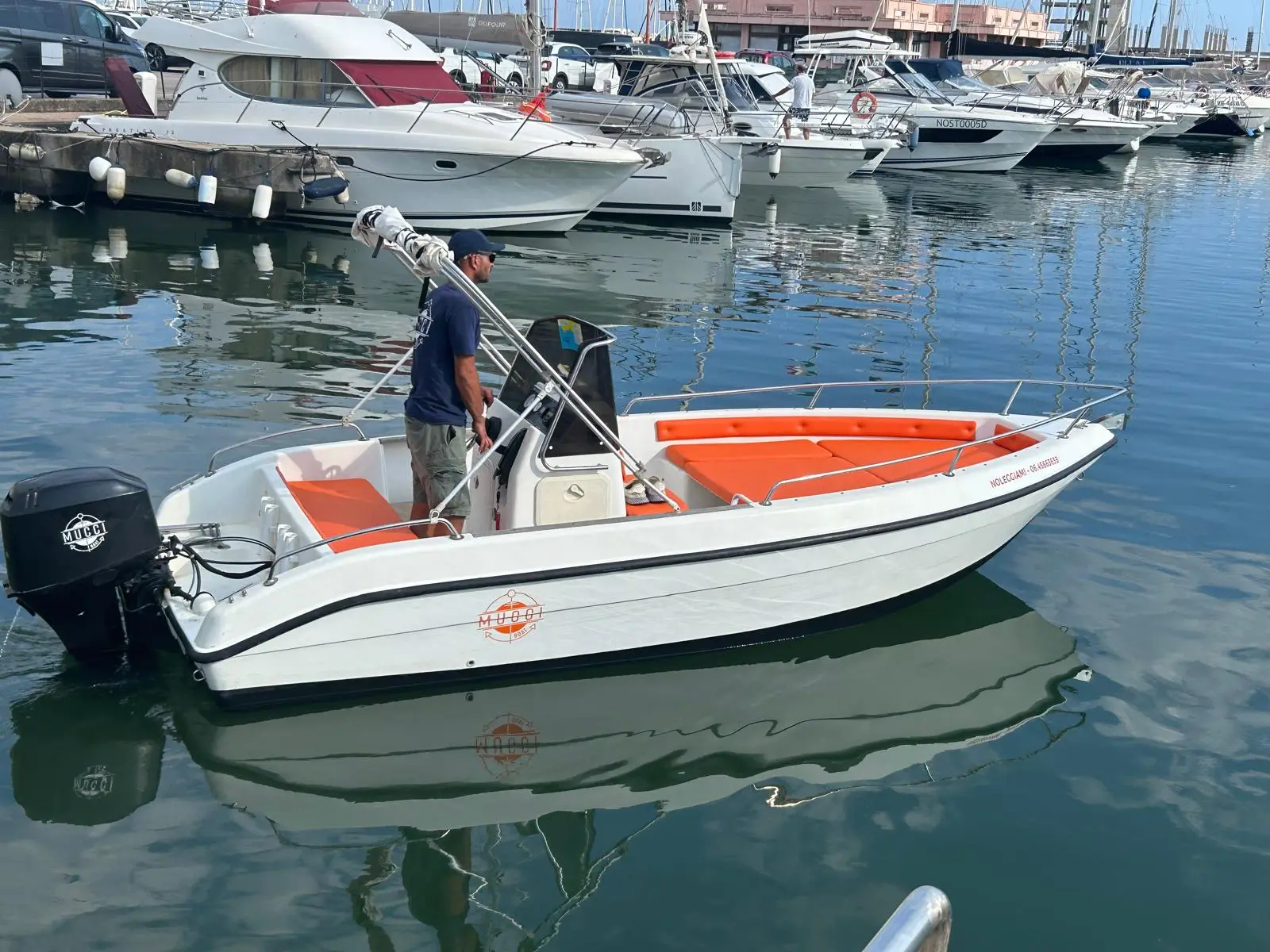Mano Marine, Interior image
