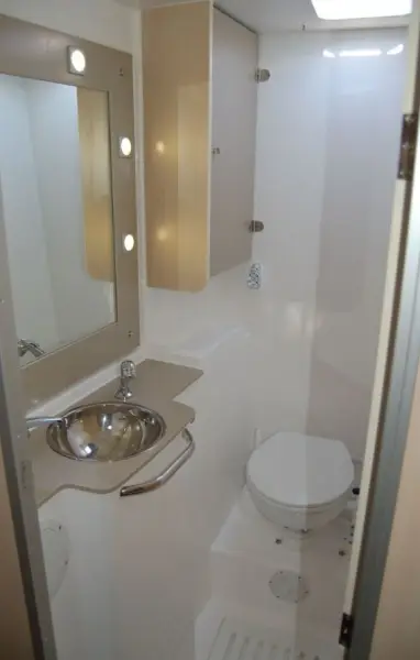 Cabin I06 (RM), Bath