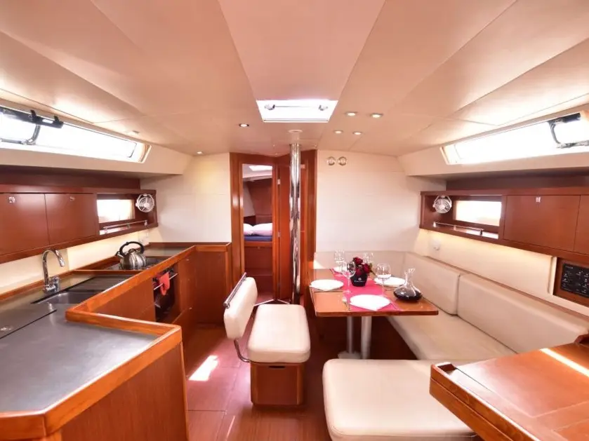 Melinda, Interior image