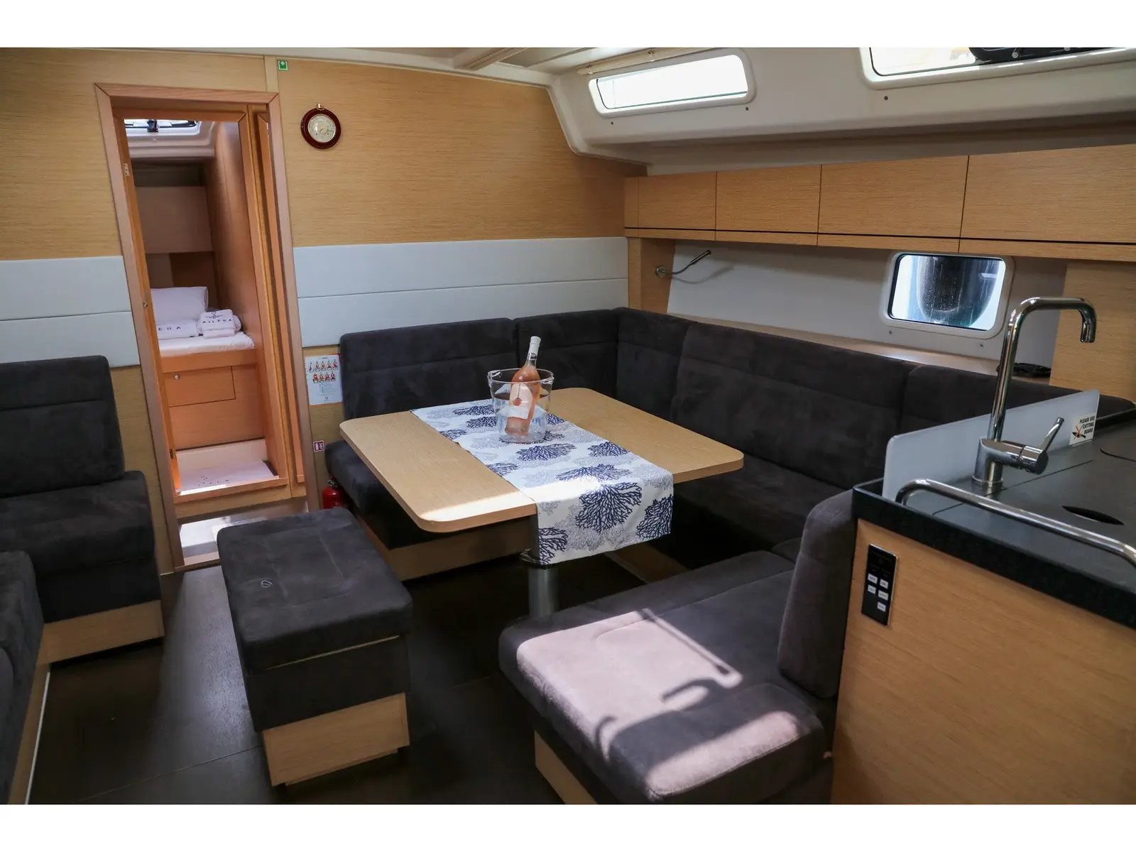 Celine 1, Interior image