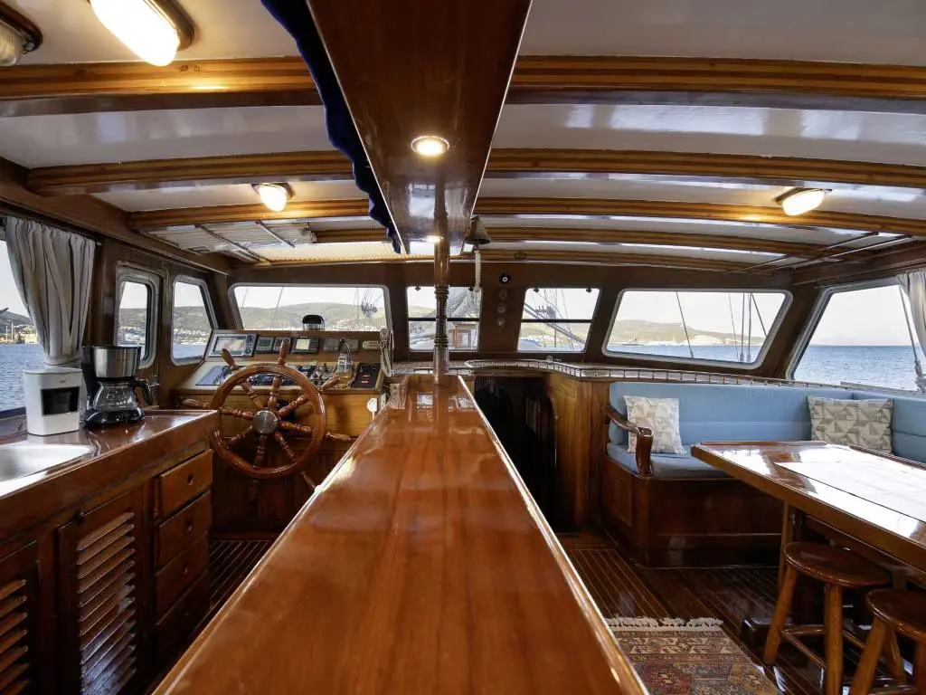 Grandi, Interior image
