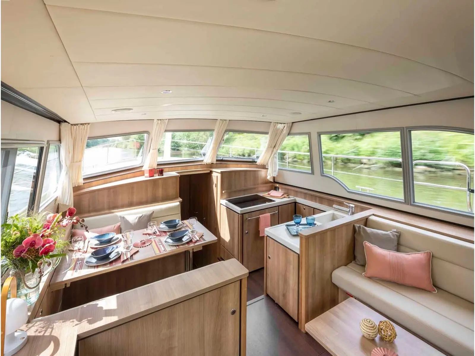 Helena II, Interior image