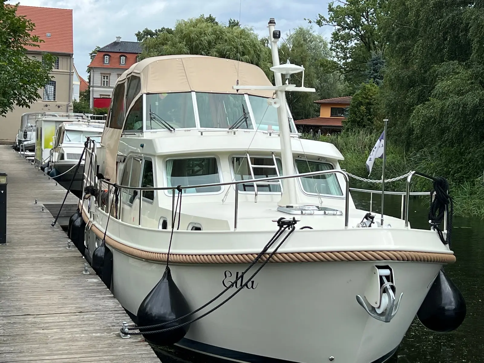 Ella , Main image