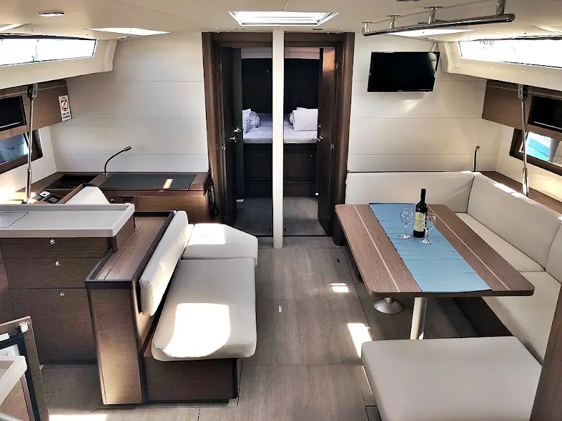 PEARL DREAMS, Interior image