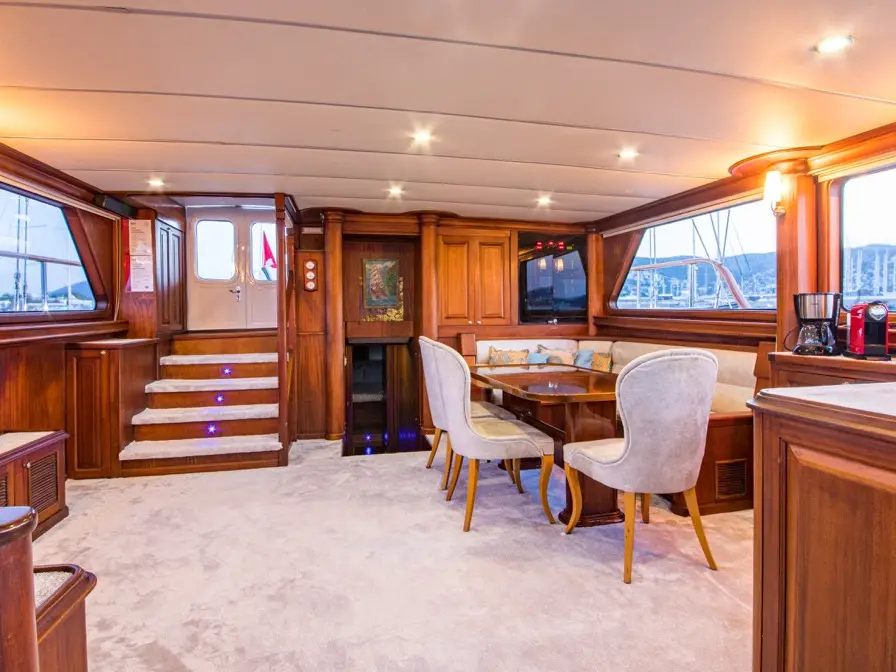 Dea Del Mare, Interior image